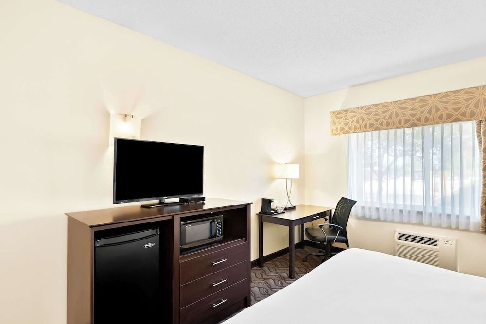 Best Western Nebraska City Inn Standard Room, 1 King Bed, Non Smoking, Refrigerator & Microwave 2