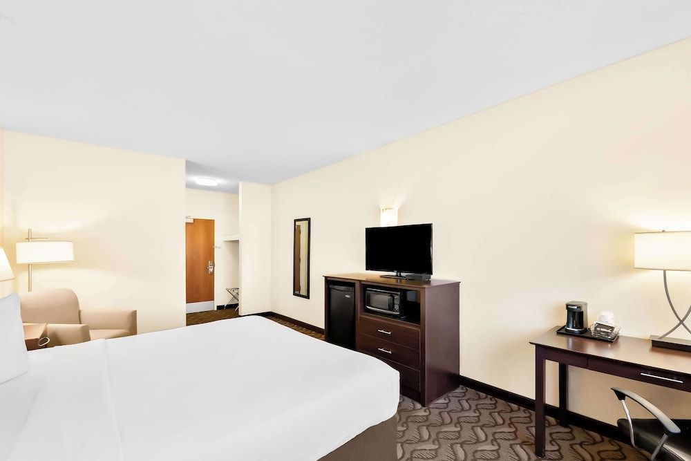 Best Western Nebraska City Inn Standard Room, 1 King Bed, Non Smoking, Refrigerator & Microwave 3