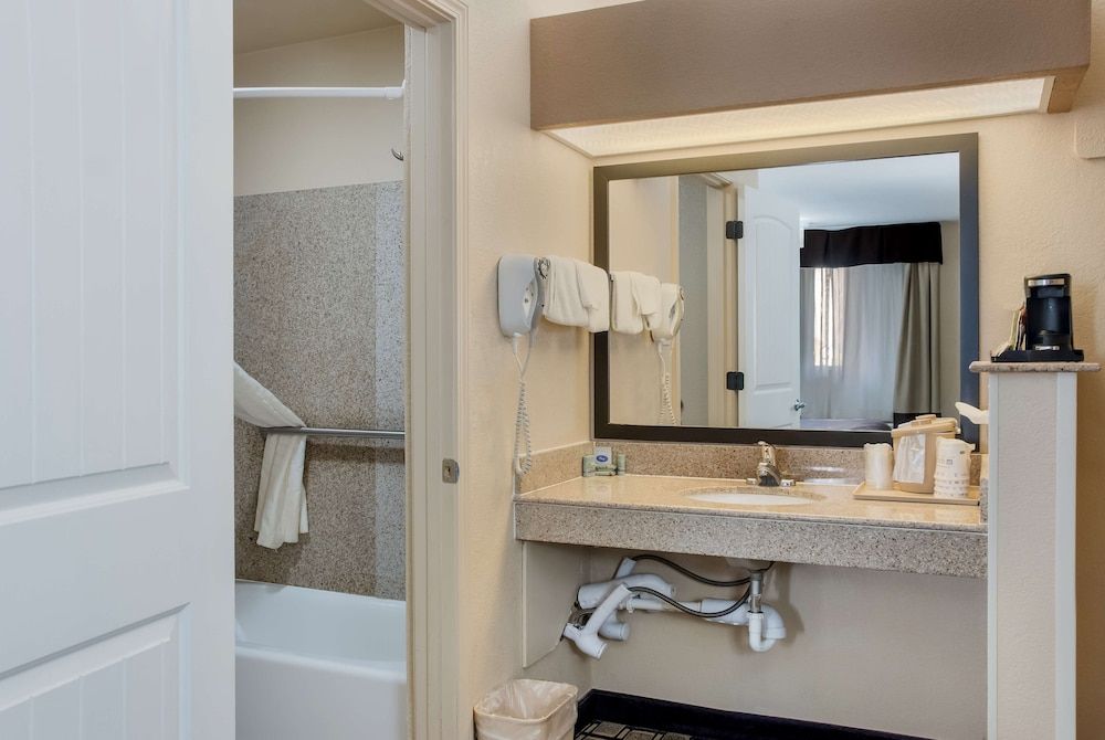 Best Western Nursanickel Hotel Standard Room, 1 King Bed, Non Smoking, Refrigerator & Microwave 3