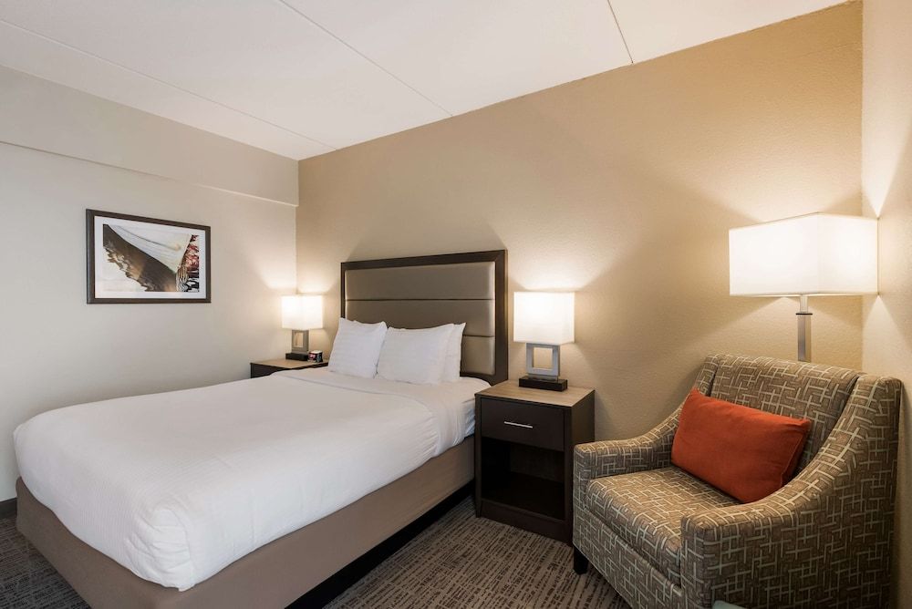 Standard Room, 1 Queen Bed, Non Smoking, Refrigerator & Microwave (Walk-in Shower)