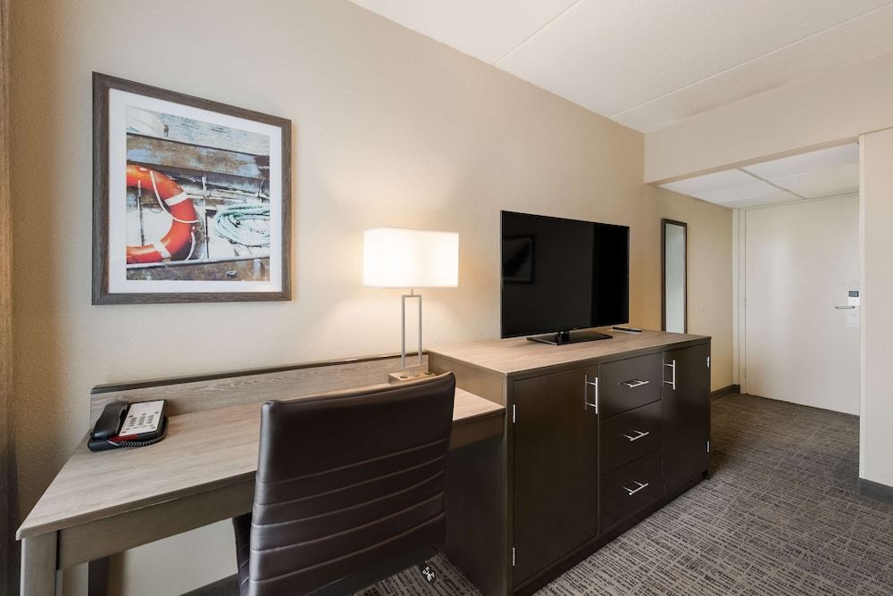 Standard Room, 1 Queen Bed, Non Smoking, Refrigerator & Microwave (Walk-in Shower)