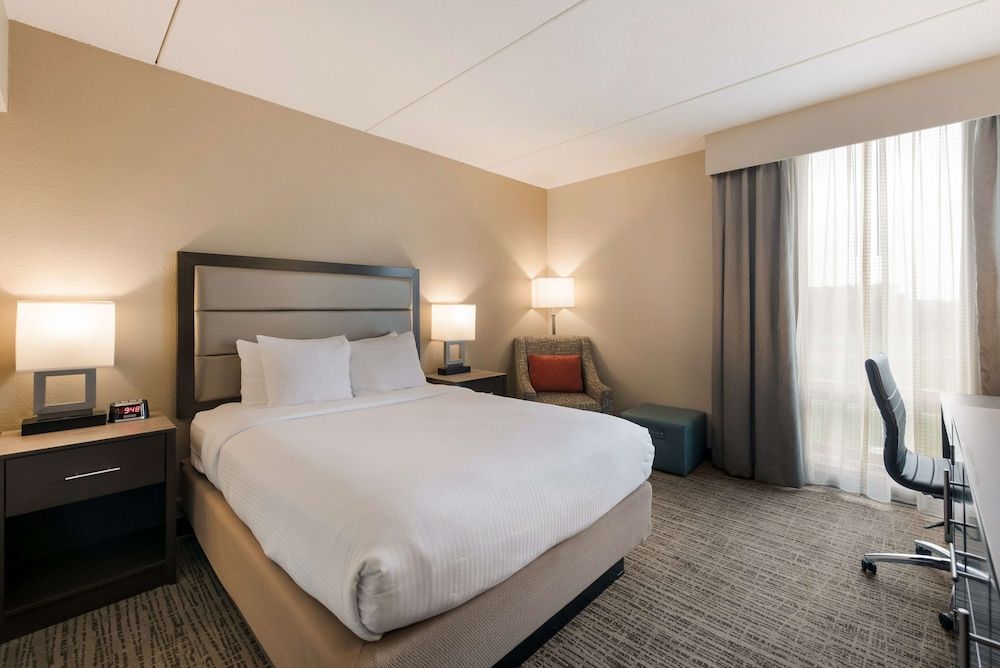 Standard Room, 1 Queen Bed, Non Smoking, Refrigerator & Microwave