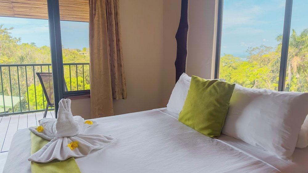 Tabulia Tree Hotel and Villas Deluxe Premium with Partial Ocean View 6