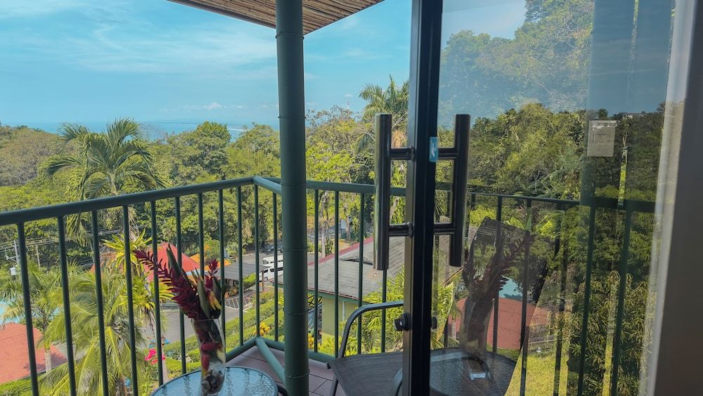 Tabulia Tree Hotel and Villas Deluxe Premium with Partial Ocean View 8