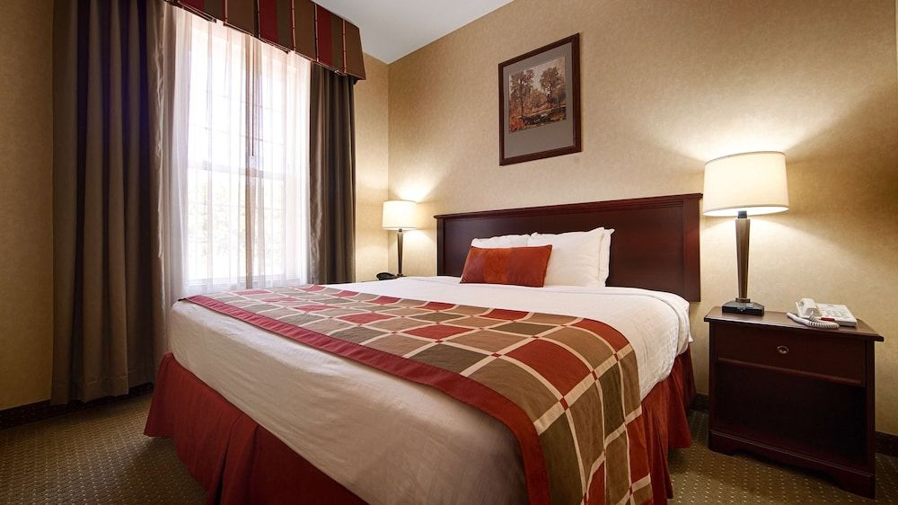 Best Western Plus Ticonderoga Inn & Suites Suite, 1 King Bed, Non Smoking, Jetted Tub 2