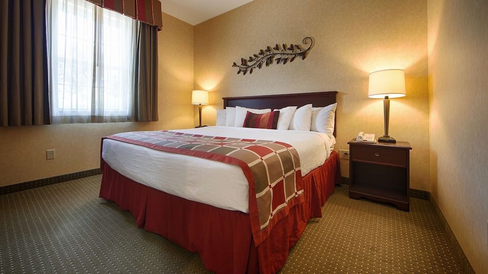 Best Western Plus Ticonderoga Inn & Suites Suite, 1 King Bed, Non Smoking, Jetted Tub