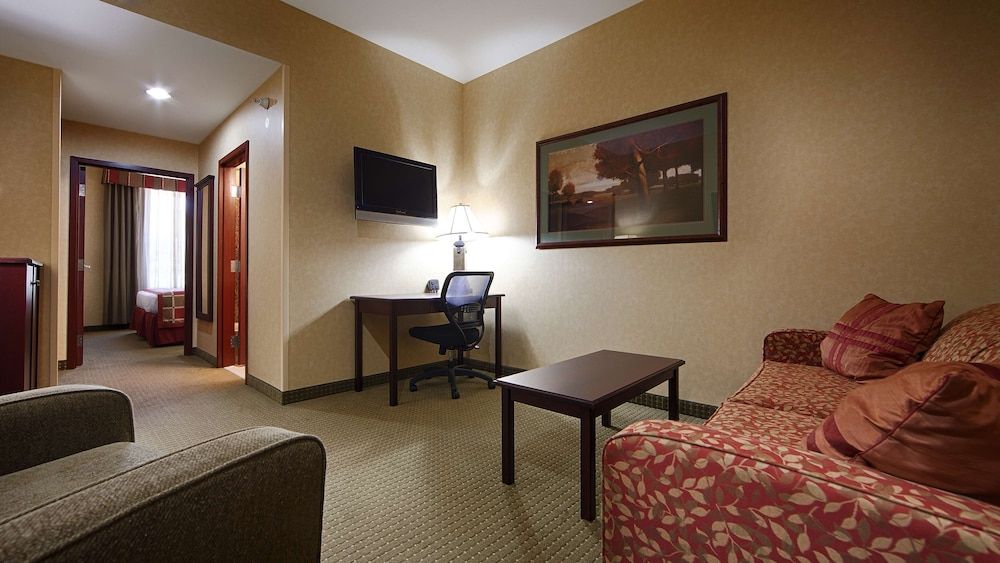 Best Western Plus Ticonderoga Inn & Suites Suite, 1 King Bed, Non Smoking, Refrigerator & Microwave 4