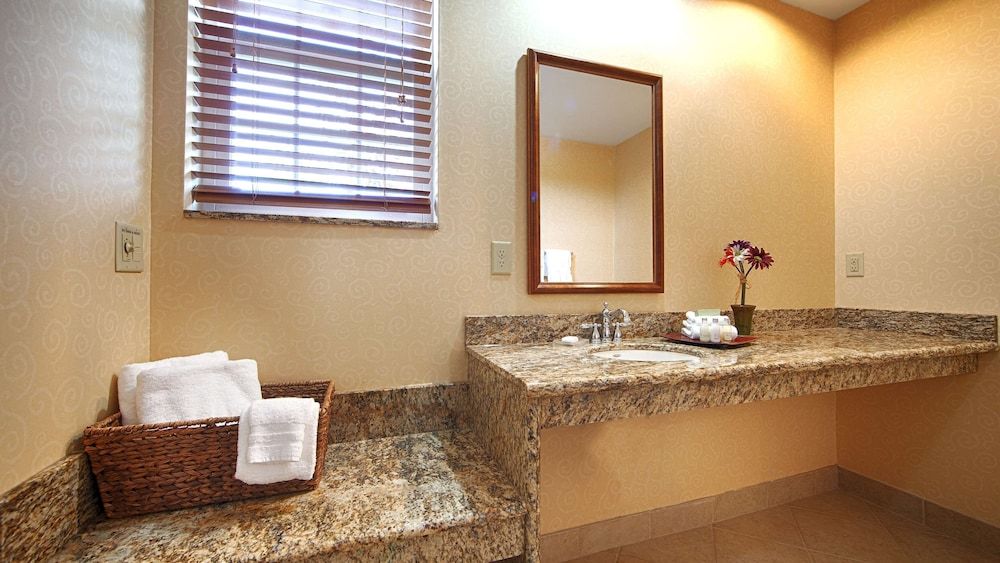 Best Western Plus Ticonderoga Inn & Suites Suite, 1 King Bed, Non Smoking, Jetted Tub 3