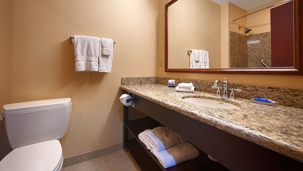 Best Western Plus Ticonderoga Inn & Suites Suite, 1 King Bed, Non Smoking, Refrigerator & Microwave 3