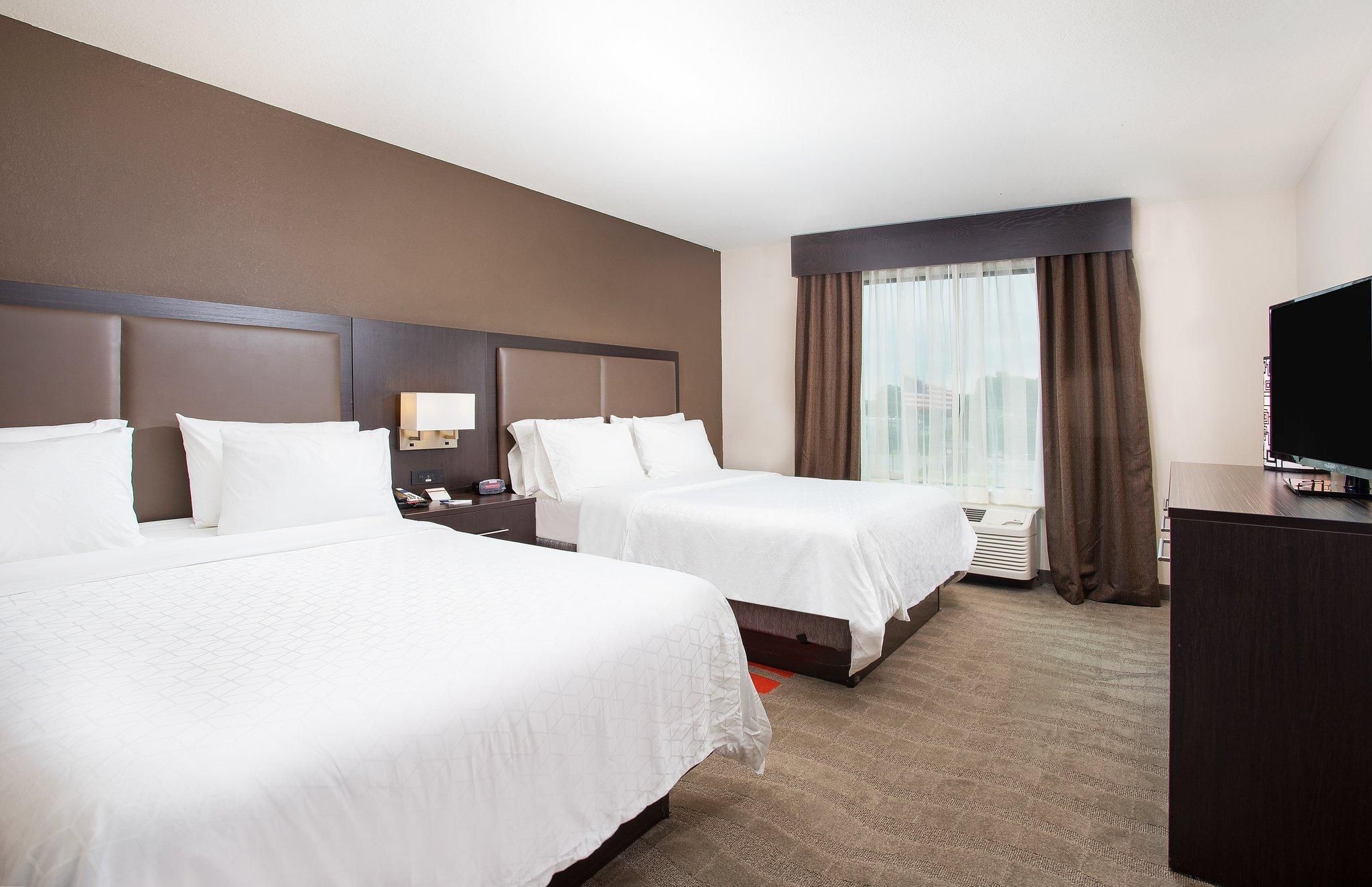2 Queen Suite Extra Floor Space