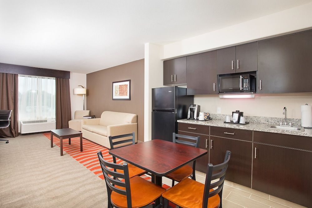 Holiday Inn Express & Suites Glasgow by IHG Suite, 2 Queen Beds 6