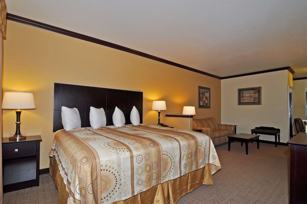 Suite, 1 King Bed with Sofa bed, Non Smoking, Refrigerator & Microwave (with Sofabed)