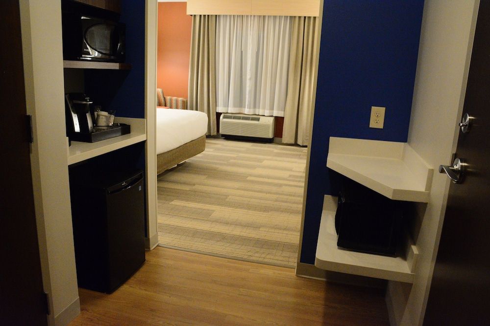 Standard Room, 1 King Bed, Accessible (Comm)