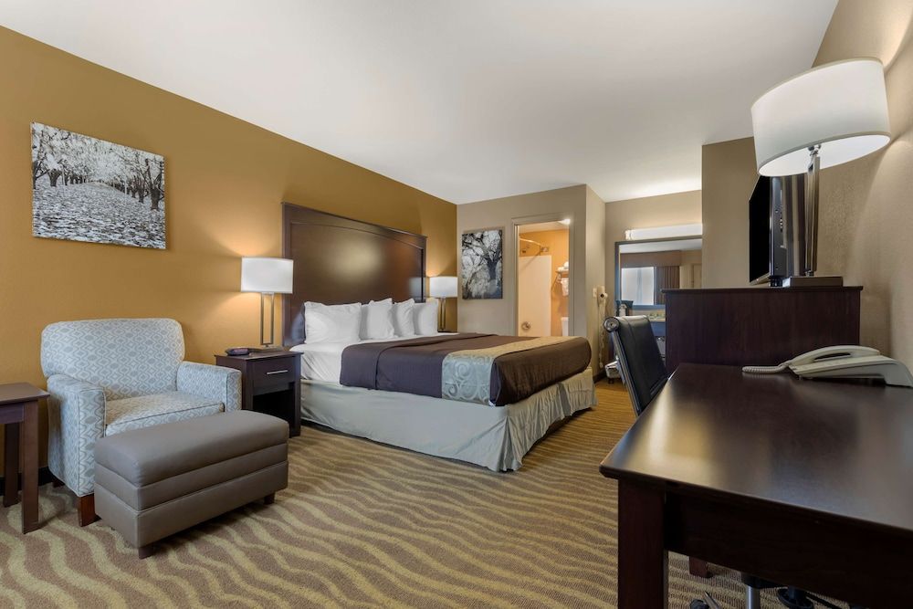 Best Western Taylor Inn Standard Room, 1 King Bed, Non Smoking, Refrigerator & Microwave 2