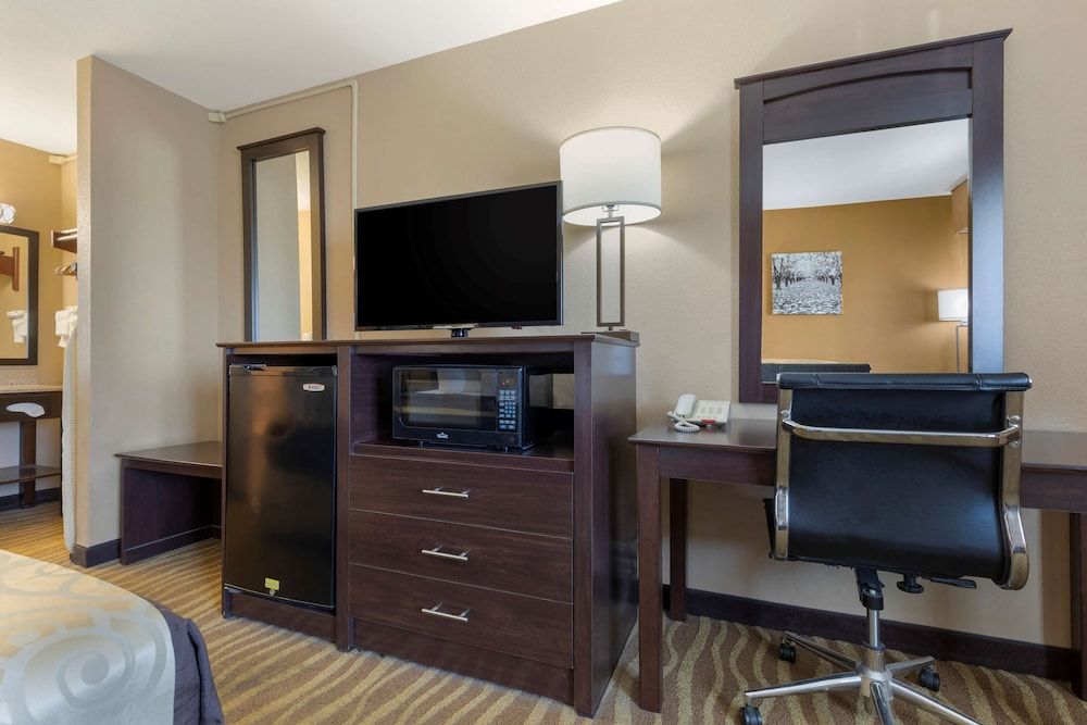 Best Western Taylor Inn Standard Room, 1 King Bed, Non Smoking, Refrigerator & Microwave 3