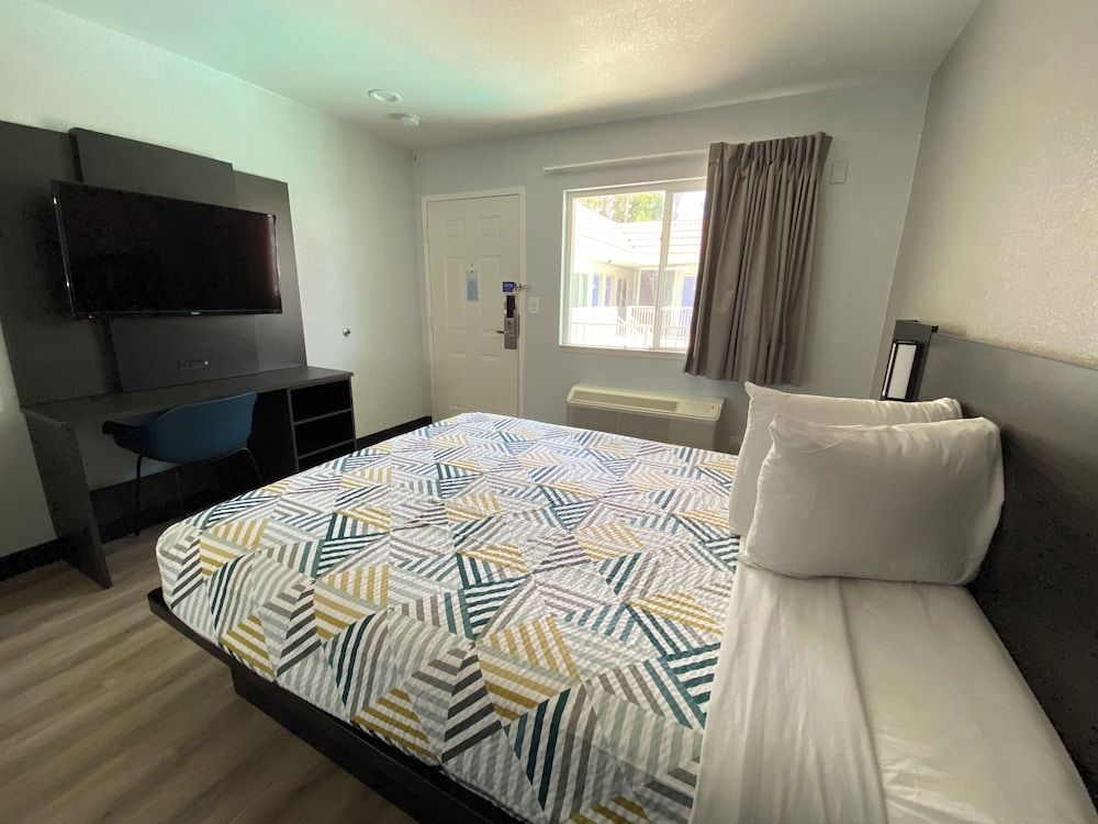 Motel 6 Costa Mesa, CA Standard Room, 1 Queen Bed, Non Smoking 3