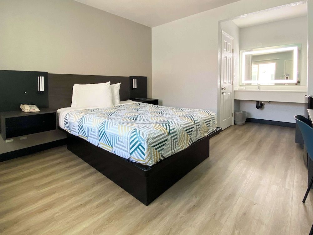 Motel 6 Costa Mesa, CA Deluxe Room, 1 Queen Bed, Non Smoking, Refrigerator 3