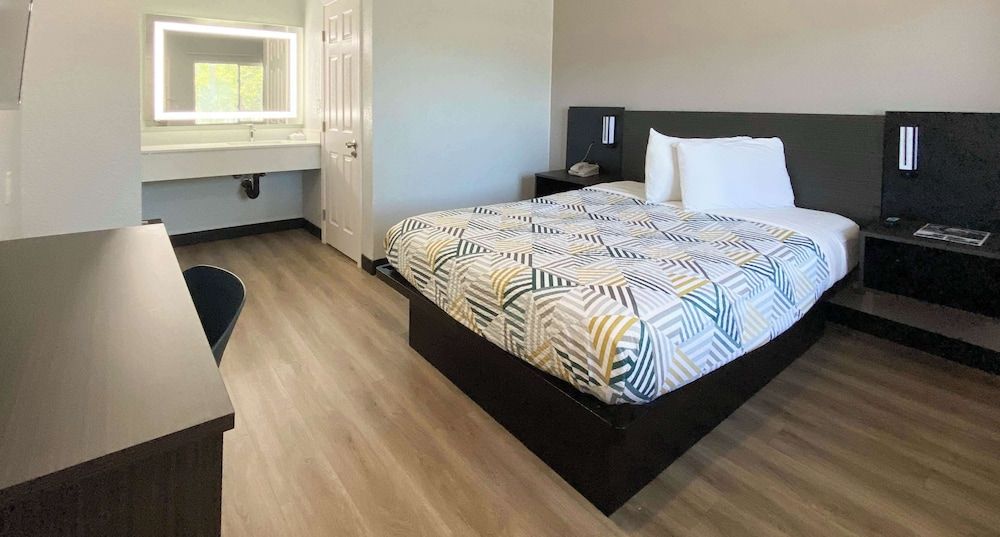 Motel 6 Costa Mesa, CA Deluxe Room, 1 Queen Bed, Non Smoking, Refrigerator 4