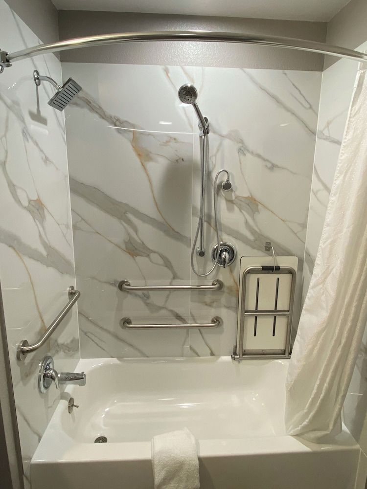 Motel 6 Costa Mesa, CA Standard Room, 2 Queen Beds, Accessible, Non Smoking 6