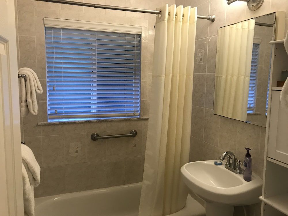 Casitas Coral Ridge Deluxe One Bedroom Suite Queen Bed and Queen Sleeper Sofa 5