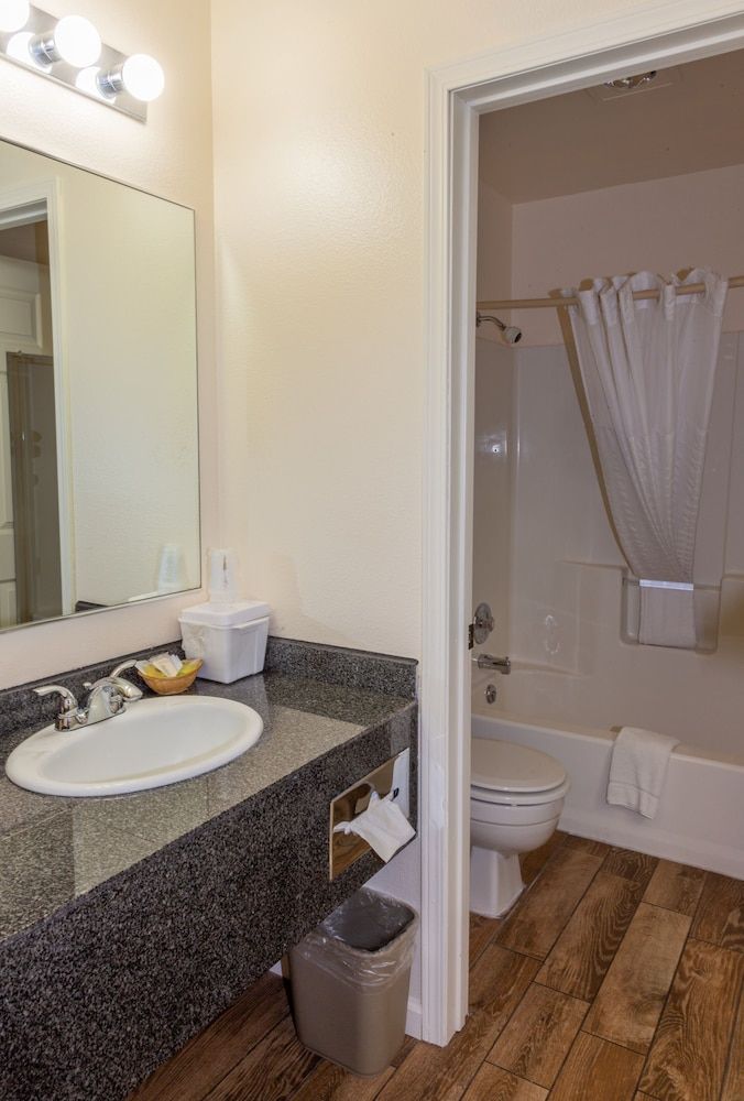 AbbyCreek Inn Classic Room, 1 King Bed-Pet Friendly 2