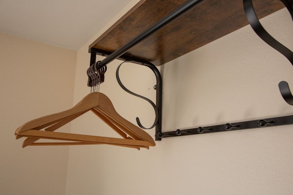 AbbyCreek Inn Classic Room, 1 King Bed-Pet Friendly 5