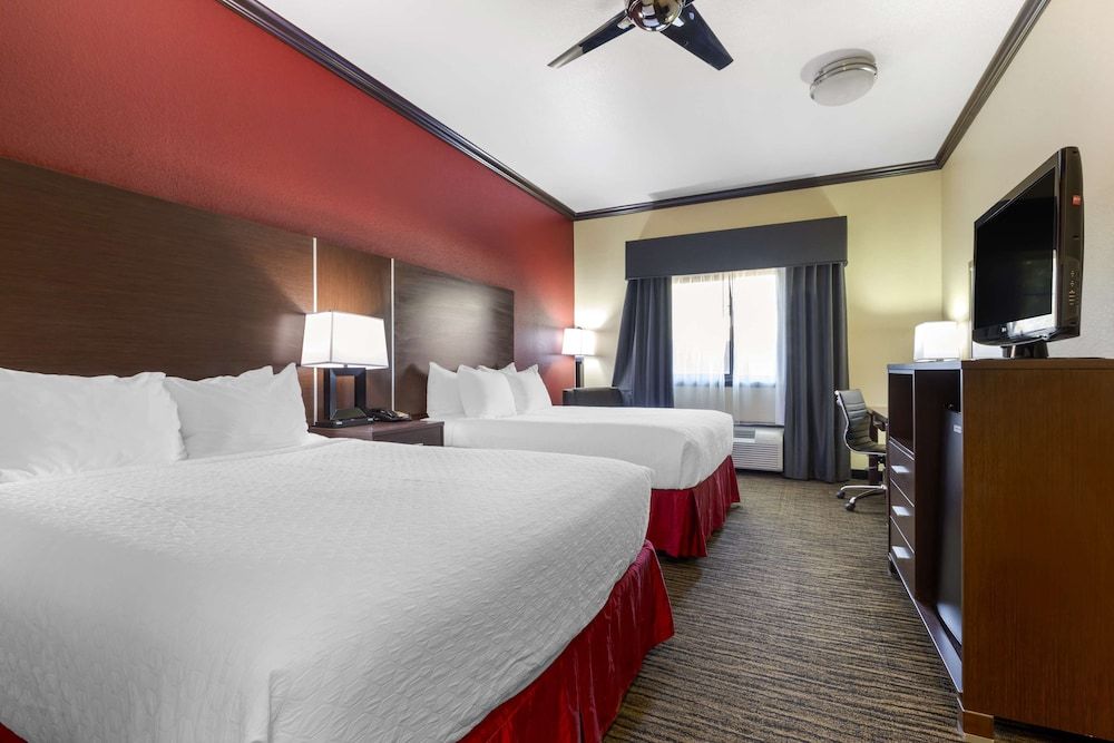 Best Western Plus Classic Inn & Suites Standard Room, 2 Queen Beds, Non Smoking, Refrigerator & Microwave 4