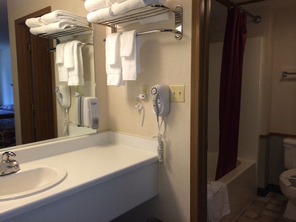 Green Gables Inn Deluxe Room, 2 Queen Beds, Mobility Accessible, Ground Floor 10