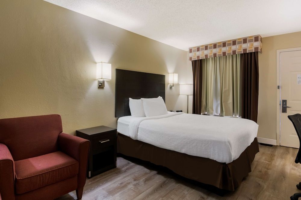 Standard Room, 1 Queen Bed, Non Smoking, Refrigerator & Microwave