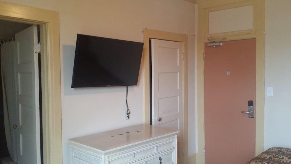 undefined El Capitan Hotel