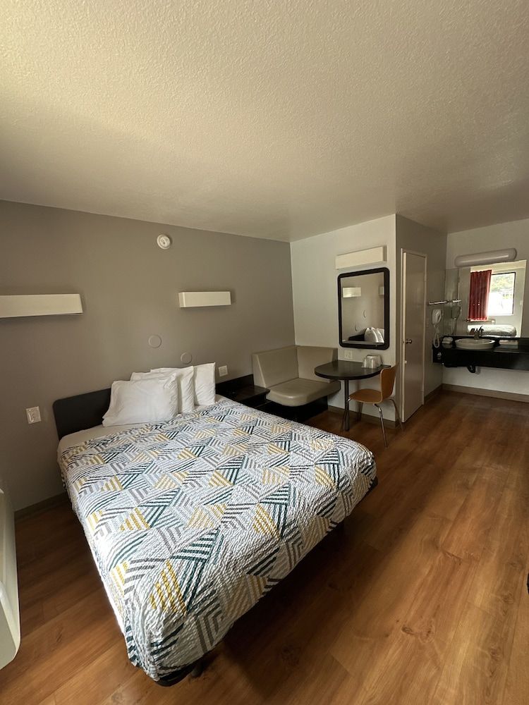 Standard Room, 1 Queen Bed, Non Smoking, Refrigerator & Microwave