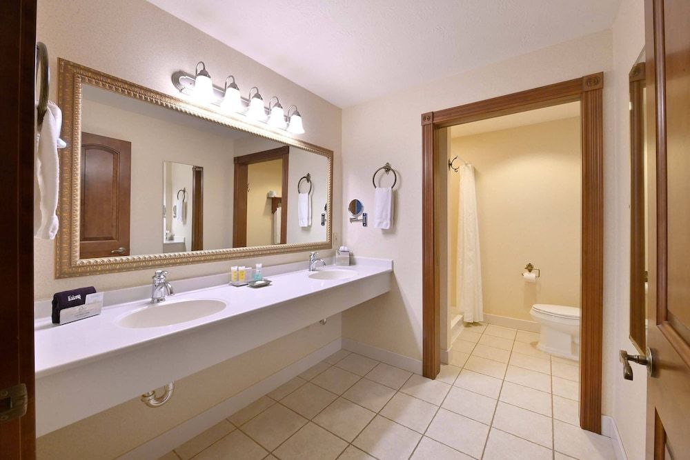 Carlisle Inn Sugarcreek Executive Suite 3