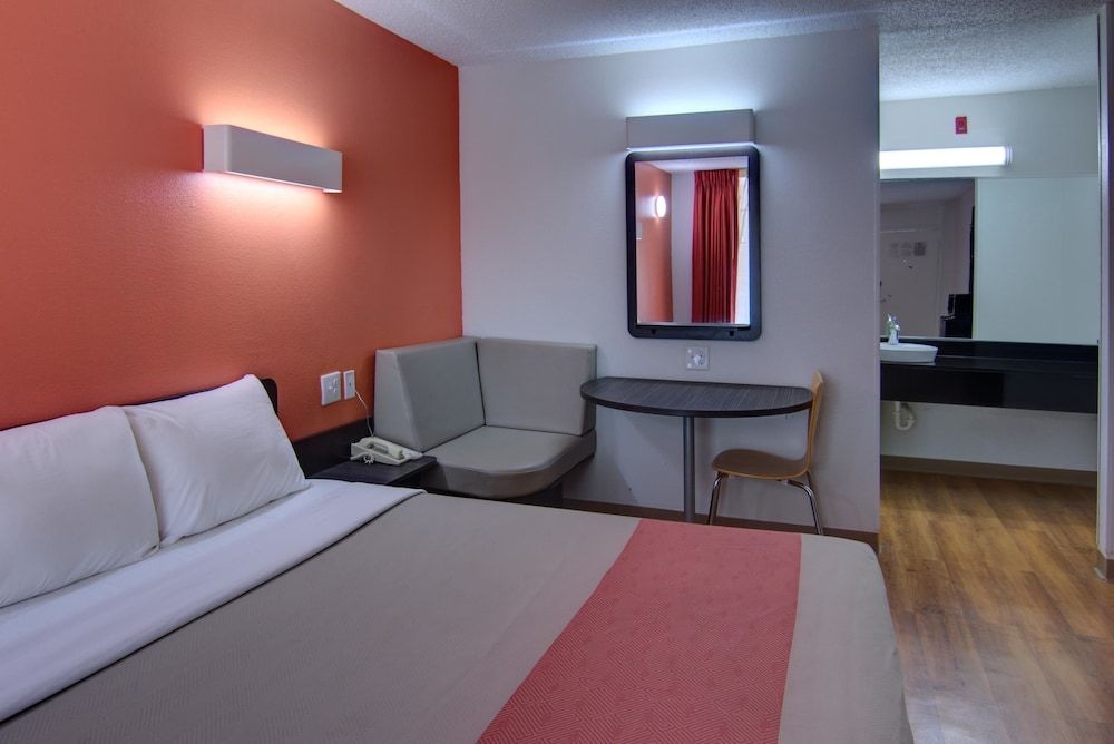 Motel 6 West Monroe, LA Standard Room, 1 King Bed, Non Smoking 6