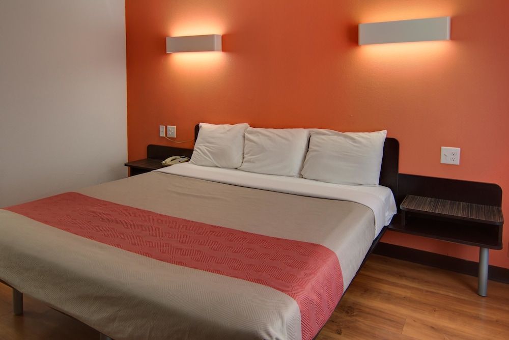 Motel 6 West Monroe, LA Standard Room, 1 King Bed, Non Smoking 8