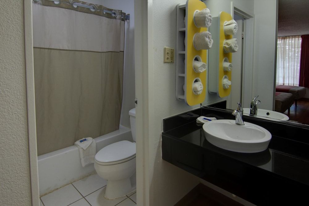 Motel 6 West Monroe, LA Standard Room, 1 King Bed, Non Smoking 10