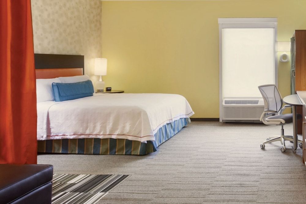 Suite, 1 Queen Bed, Accessible, Bathtub