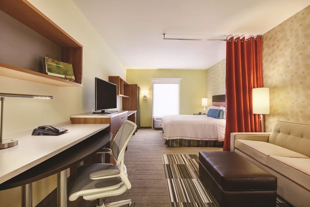 Suite, 1 King Bed, Accessible, Bathtub