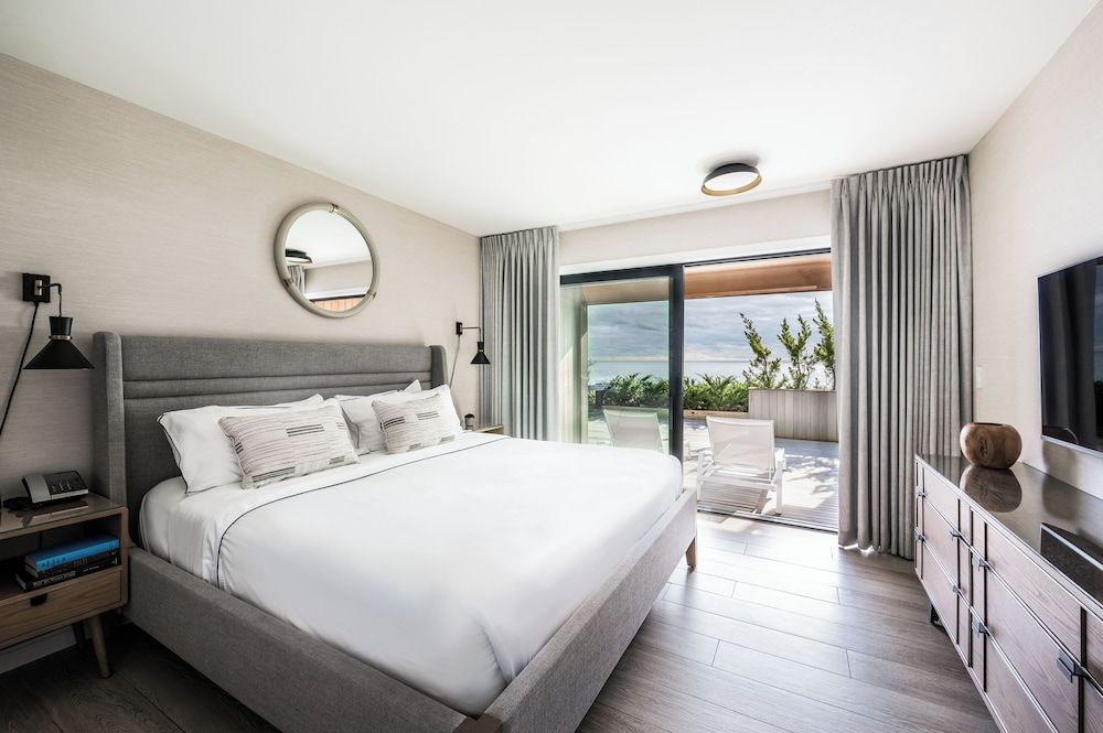 Oceanfront One Bedroom Suite