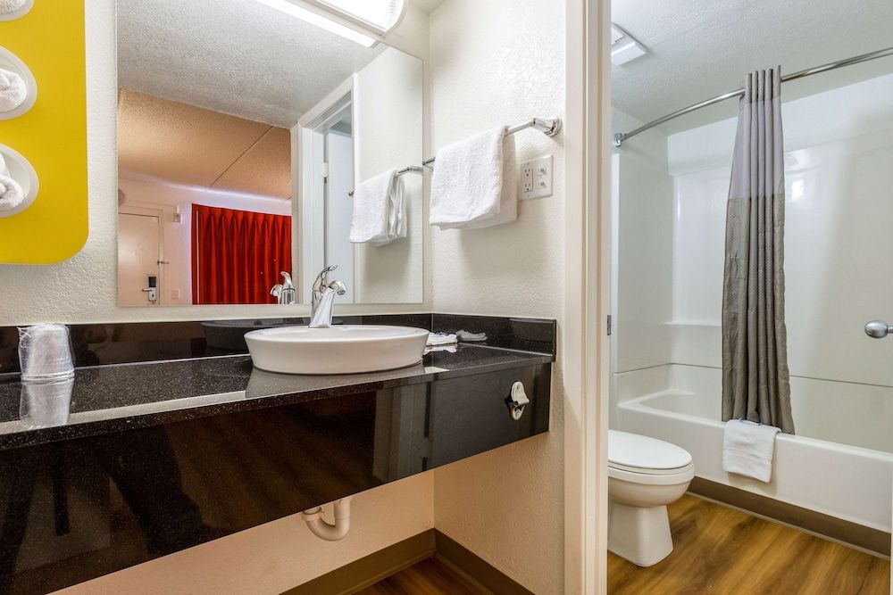 Motel 6 Tempe, AZ – Phoenix Airport – Priest Dr Standard Room, 2 Double Beds, Non Smoking 4