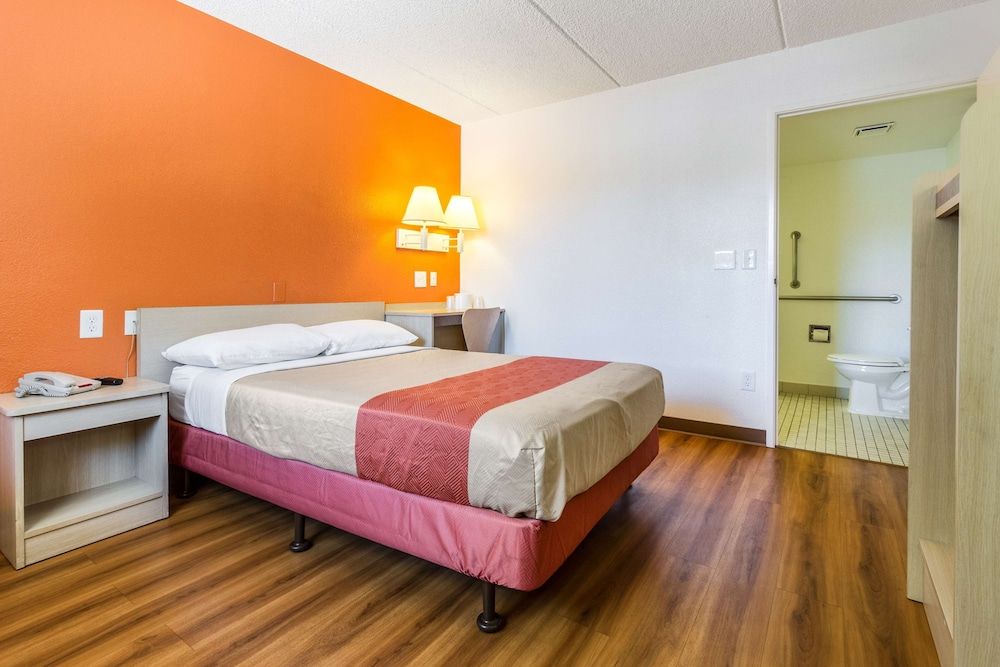 Motel 6 Tempe, AZ – Phoenix Airport – Priest Dr Standard Room, 1 Double Bed, Accessible, Non Smoking 3