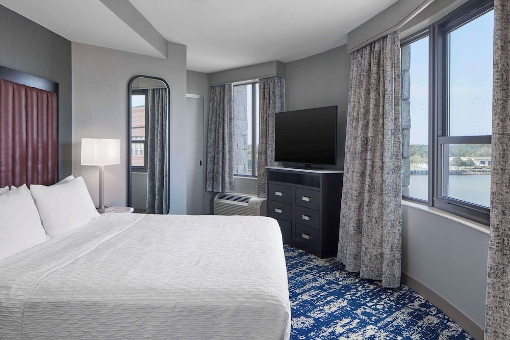 Suite, 1 King Bed, Accessible, Bathtub (River View)