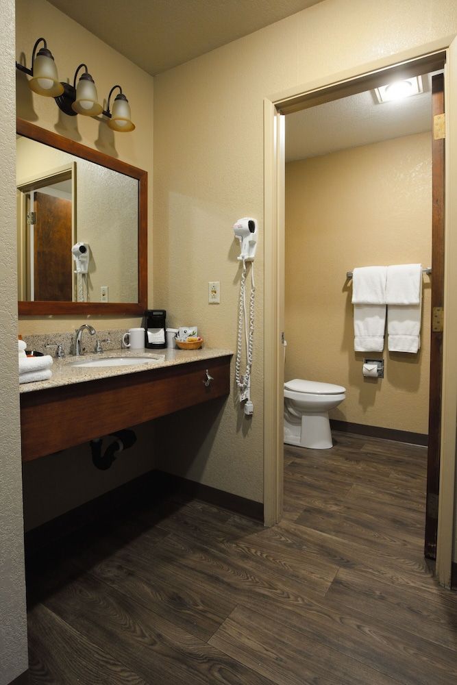 Riverside Inn Deluxe Fireplace King with Riverview 5