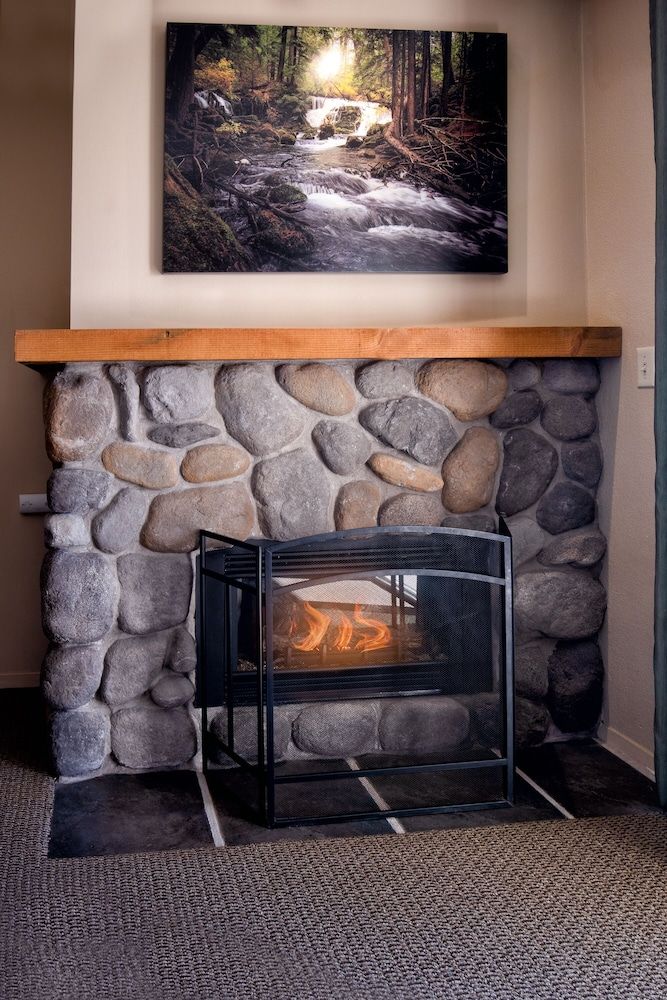 Riverside Inn Deluxe Fireplace King with Riverview 7
