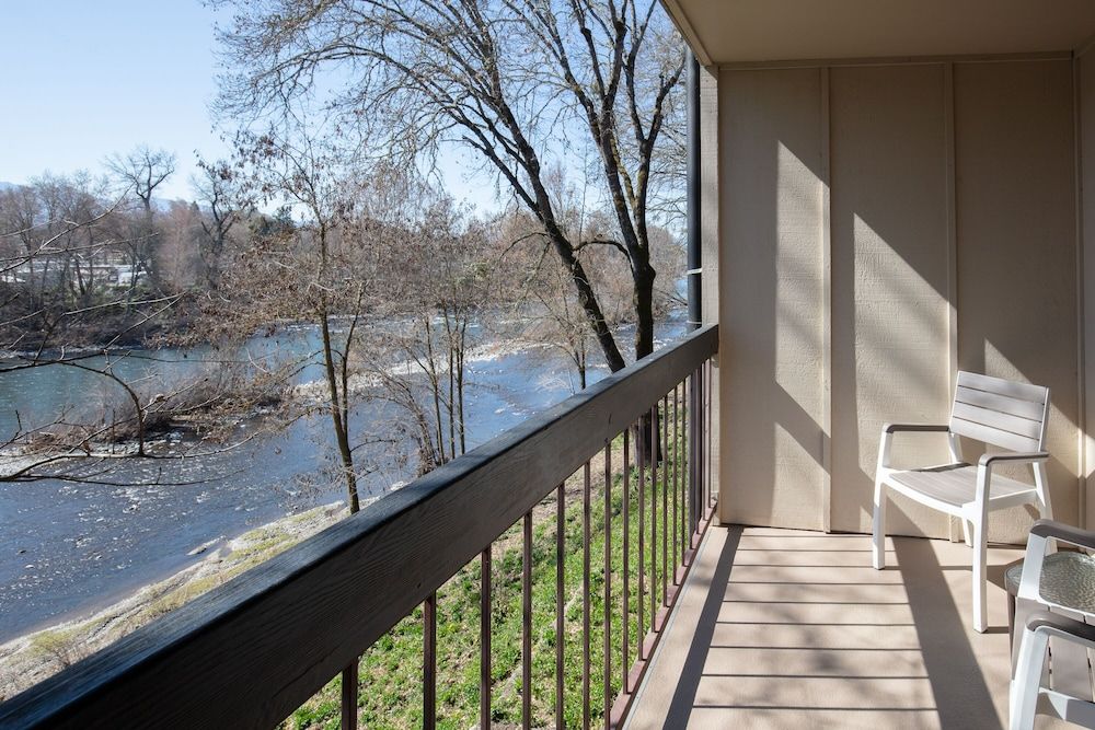 Riverside Inn Dog Friendly Queen Queen with Riverview 4