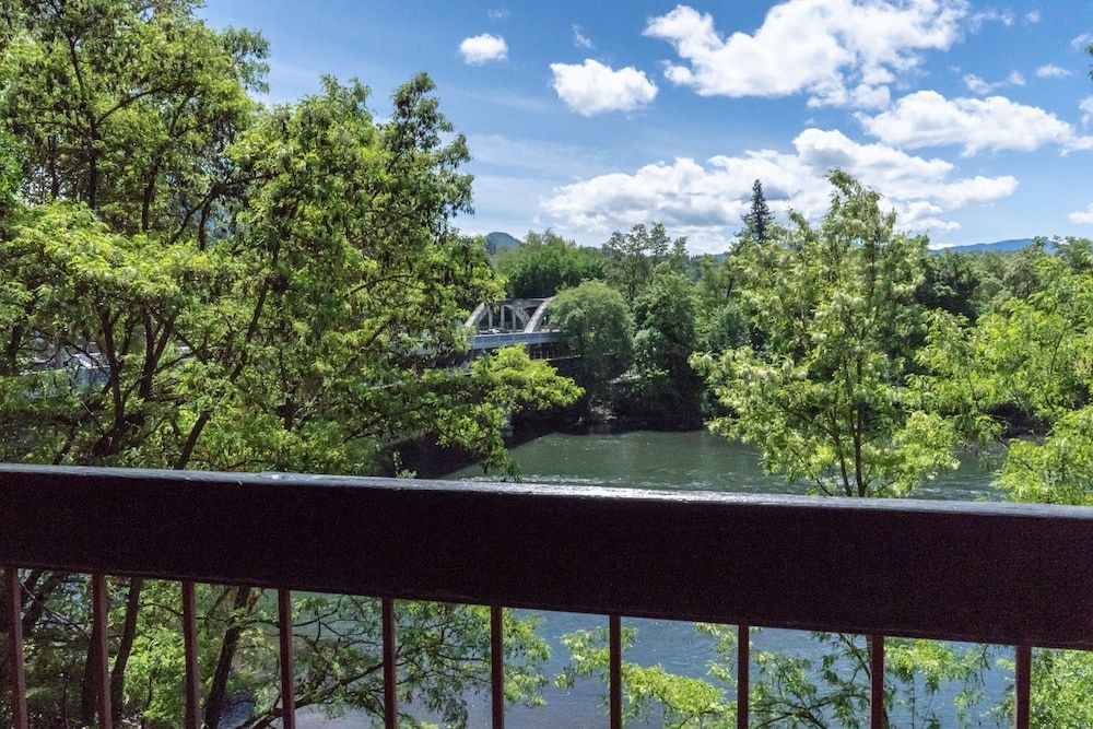 Riverside Inn Deluxe Fireplace King with Riverview 4