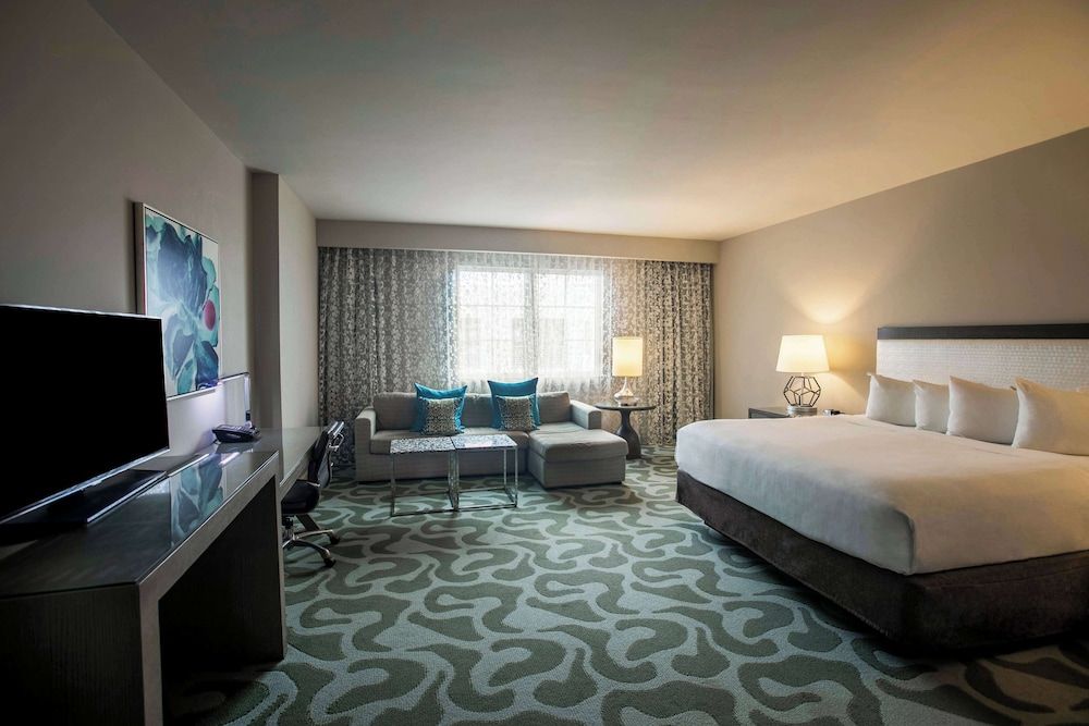 Deluxe Suite, 1 King Bed, Non Smoking (Plaza View)