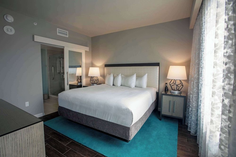 Deluxe Suite, 1 King Bed, Non Smoking (Plaza View)