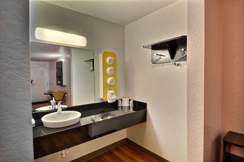 Motel 6 Tewksbury, MA - Boston Deluxe Room, 2 Double Beds, Accessible, Non Smoking 4