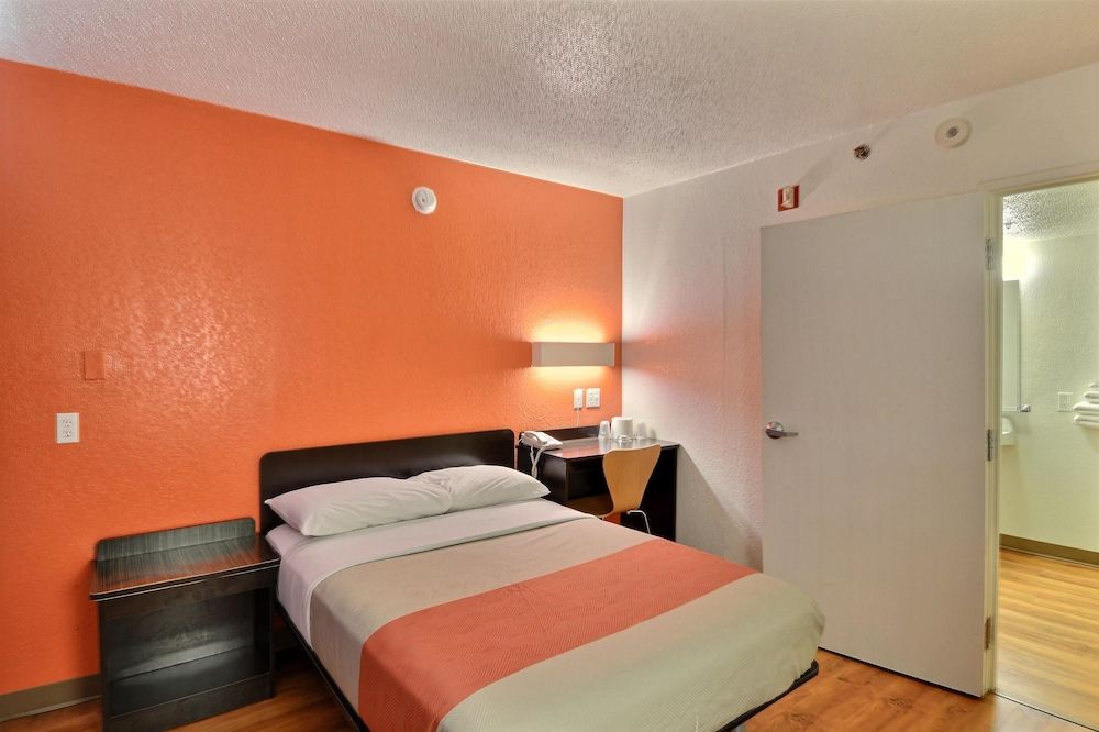 Motel 6 Tewksbury, MA - Boston Deluxe Room, 1 Queen Bed, Non Smoking, Refrigerator & Microwave