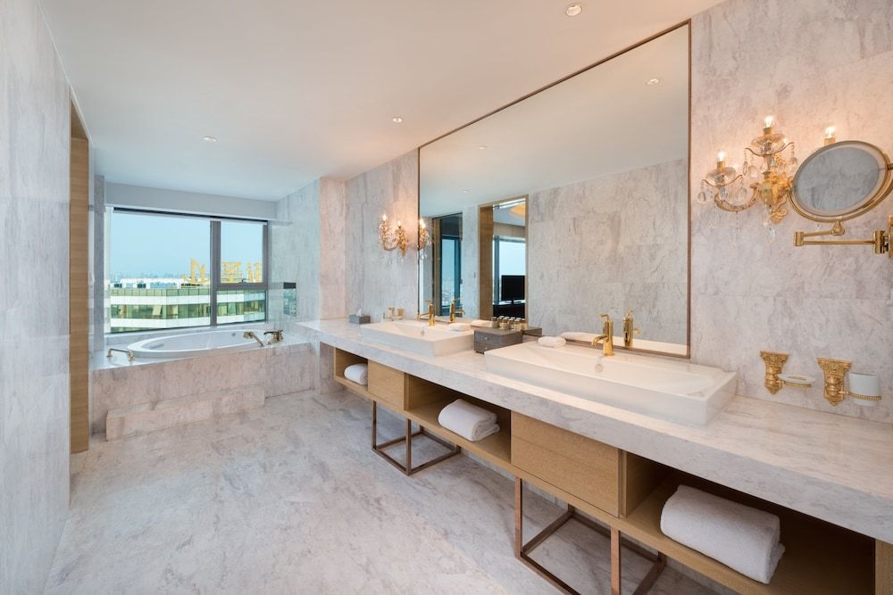 Royal Suite, 1 King Bed (Ambassador)